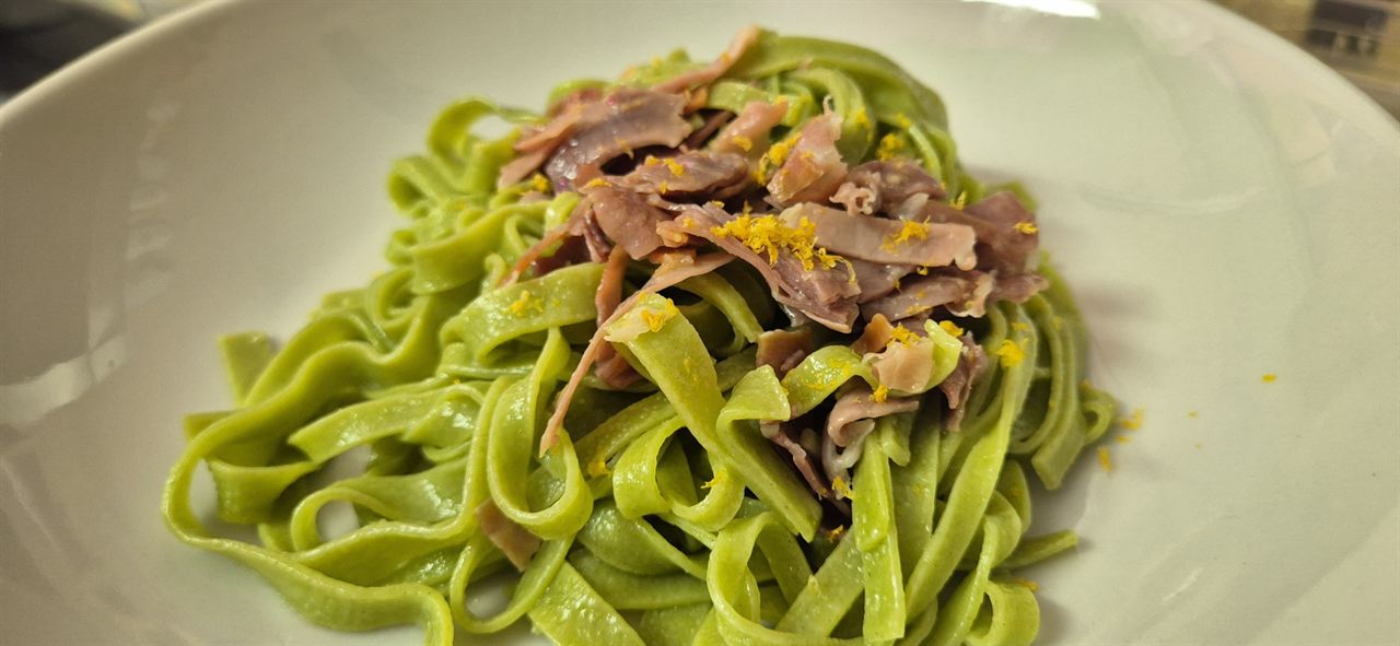 Strette Verdi Radici — tagliatelline verdi con prosciutto di Parma DOP e scorza di limone