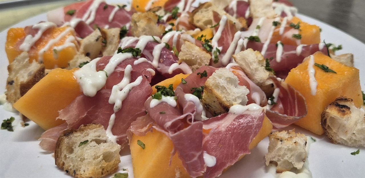 Prosciutto crudo e melone con crostini di pane
